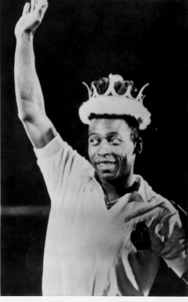 O Rei nel 1970, sorride con la corona di “re degli stadi” (Ap)